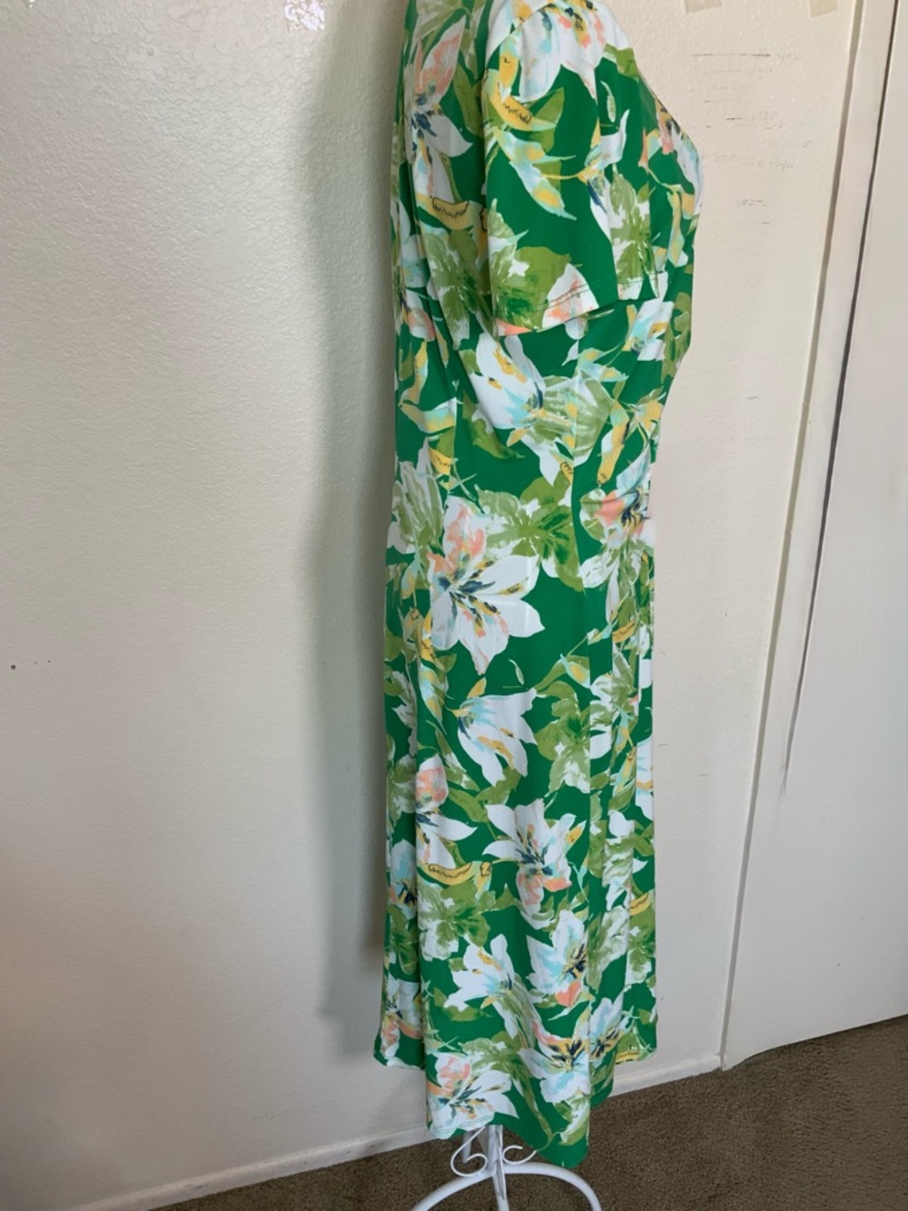 Maggy London Green Floral Ruched V‑Neck Midi Dress - Picture 5 of 9